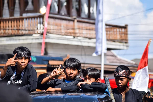 Cigugur Köyü, geleneksel törendeki hizmetçiler. Cigugur Köyü, geleneksel seren taun törenindeki hizmetçiler. Kuningan, Batı Java, Endonezya, 19 Temmuz 2023