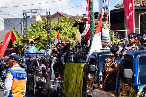 Cigugur Köyü, geleneksel törendeki hizmetçiler. Cigugur Köyü, geleneksel seren taun törenindeki hizmetçiler. Kuningan, Batı Java, Endonezya, 19 Temmuz 2023