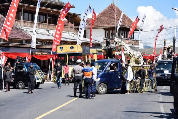 Cigugur Köyü, geleneksel törendeki hizmetçiler. Cigugur Köyü, geleneksel seren taun törenindeki hizmetçiler. Kuningan, Batı Java, Endonezya, 19 Temmuz 2023