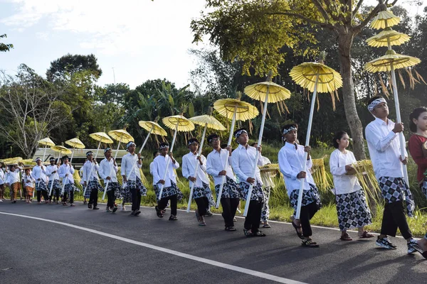 Cigugur Köyü, geleneksel törendeki hizmetçiler. Cigugur Köyü, geleneksel seren taun törenindeki hizmetçiler. Kuningan, Batı Java, Endonezya, 19 Temmuz 2023