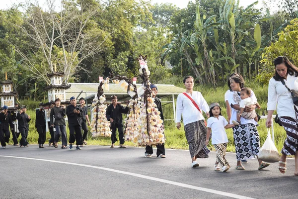 Cigugur Köyü, geleneksel törendeki hizmetçiler. Cigugur Köyü, geleneksel seren taun törenindeki hizmetçiler. Kuningan, Batı Java, Endonezya, 19 Temmuz 2023