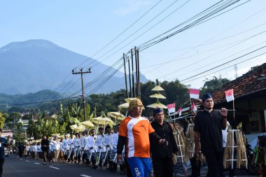 Cigugur Köyü, geleneksel törendeki hizmetçiler. Cigugur Köyü, geleneksel seren taun törenindeki hizmetçiler. Kuningan, Batı Java, Endonezya, 19 Temmuz 2023