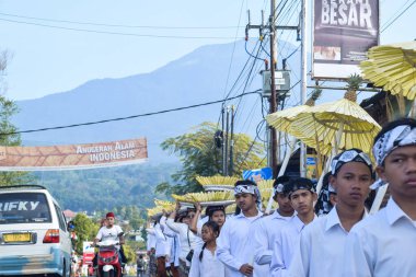 Cigugur Köyü, geleneksel törendeki hizmetçiler. Cigugur Köyü, geleneksel seren taun törenindeki hizmetçiler. Kuningan, Batı Java, Endonezya, 19 Temmuz 2023