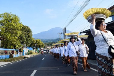 Cigugur Köyü, geleneksel törendeki hizmetçiler. Cigugur Köyü, geleneksel seren taun törenindeki hizmetçiler. Kuningan, Batı Java, Endonezya, 19 Temmuz 2023