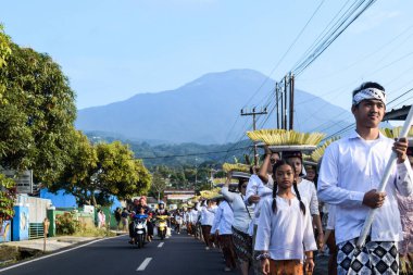 Cigugur Köyü, geleneksel törendeki hizmetçiler. Cigugur Köyü, geleneksel seren taun törenindeki hizmetçiler. Kuningan, Batı Java, Endonezya, 19 Temmuz 2023