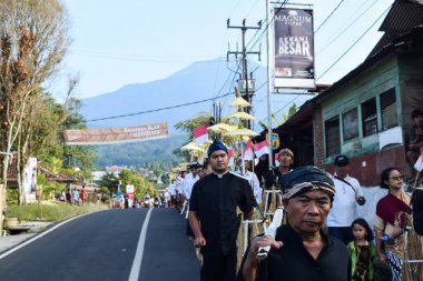 Cigugur Köyü, geleneksel törendeki hizmetçiler. Cigugur Köyü, geleneksel seren taun törenindeki hizmetçiler. Kuningan, Batı Java, Endonezya, 19 Temmuz 2023