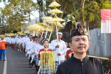 Cigugur Köyü, geleneksel törendeki hizmetçiler. Cigugur Köyü, geleneksel seren taun törenindeki hizmetçiler. Kuningan, Batı Java, Endonezya, 19 Temmuz 2023