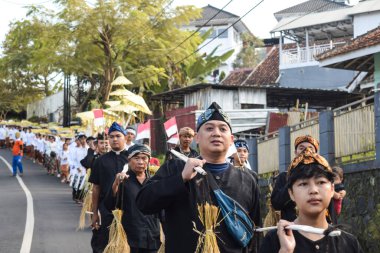 Cigugur Köyü, geleneksel törendeki hizmetçiler. Cigugur Köyü, geleneksel seren taun törenindeki hizmetçiler. Kuningan, Batı Java, Endonezya, 19 Temmuz 2023