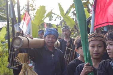 Cigugur Köyü, geleneksel törendeki hizmetçiler. Cigugur Köyü, geleneksel seren taun törenindeki hizmetçiler. Kuningan, Batı Java, Endonezya, 19 Temmuz 2023