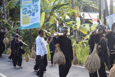 Cigugur Köyü, geleneksel törendeki hizmetçiler. Cigugur Köyü, geleneksel seren taun törenindeki hizmetçiler. Kuningan, Batı Java, Endonezya, 19 Temmuz 2023