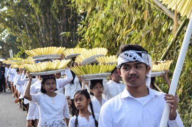 Cigugur Köyü, geleneksel törendeki hizmetçiler. Cigugur Köyü, geleneksel seren taun törenindeki hizmetçiler. Kuningan, Batı Java, Endonezya, 19 Temmuz 2023