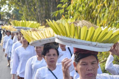 Cigugur Köyü, geleneksel törendeki hizmetçiler. Cigugur Köyü, geleneksel seren taun törenindeki hizmetçiler. Kuningan, Batı Java, Endonezya, 19 Temmuz 2023