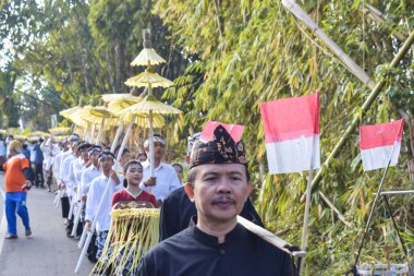Cigugur Köyü, geleneksel törendeki hizmetçiler. Cigugur Köyü, geleneksel seren taun törenindeki hizmetçiler. Kuningan, Batı Java, Endonezya, 19 Temmuz 2023