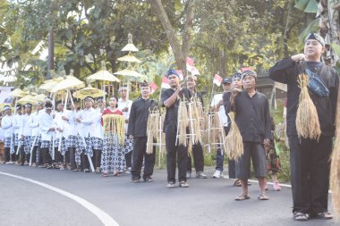 Cigugur Köyü, geleneksel törendeki hizmetçiler. Cigugur Köyü, geleneksel seren taun törenindeki hizmetçiler. Kuningan, Batı Java, Endonezya, 19 Temmuz 2023