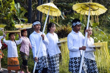 Cigugur Köyü, geleneksel törendeki hizmetçiler. Cigugur Köyü, geleneksel seren taun törenindeki hizmetçiler. Kuningan, Batı Java, Endonezya, 19 Temmuz 2023