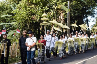 Cigugur Köyü, geleneksel törendeki hizmetçiler. Cigugur Köyü, geleneksel seren taun törenindeki hizmetçiler. Kuningan, Batı Java, Endonezya, 19 Temmuz 2023