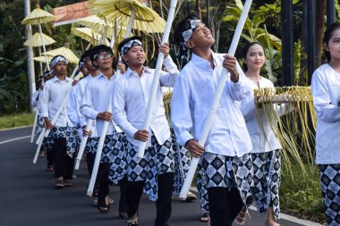 Cigugur Köyü, geleneksel törendeki hizmetçiler. Cigugur Köyü, geleneksel seren taun törenindeki hizmetçiler. Kuningan, Batı Java, Endonezya, 19 Temmuz 2023