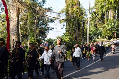 Cigugur Köyü, geleneksel törendeki hizmetçiler. Cigugur Köyü, geleneksel seren taun törenindeki hizmetçiler. Kuningan, Batı Java, Endonezya, 19 Temmuz 2023