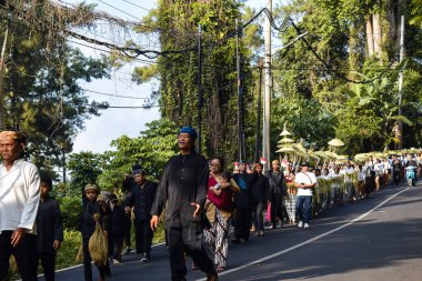 Cigugur Köyü, geleneksel törendeki hizmetçiler. Cigugur Köyü, geleneksel seren taun törenindeki hizmetçiler. Kuningan, Batı Java, Endonezya, 19 Temmuz 2023