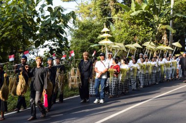 Cigugur Köyü, geleneksel törendeki hizmetçiler. Cigugur Köyü, geleneksel seren taun törenindeki hizmetçiler. Kuningan, Batı Java, Endonezya, 19 Temmuz 2023
