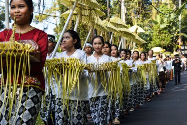 Cigugur Köyü, geleneksel törendeki hizmetçiler. Cigugur Köyü, geleneksel seren taun törenindeki hizmetçiler. Kuningan, Batı Java, Endonezya, 19 Temmuz 2023