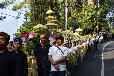 Cigugur Köyü, geleneksel törendeki hizmetçiler. Cigugur Köyü, geleneksel seren taun törenindeki hizmetçiler. Kuningan, Batı Java, Endonezya, 19 Temmuz 2023