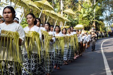 Cigugur Köyü, geleneksel törendeki hizmetçiler. Cigugur Köyü, geleneksel seren taun törenindeki hizmetçiler. Kuningan, Batı Java, Endonezya, 19 Temmuz 2023