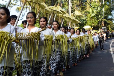 Cigugur Köyü, geleneksel törendeki hizmetçiler. Cigugur Köyü, geleneksel seren taun törenindeki hizmetçiler. Kuningan, Batı Java, Endonezya, 19 Temmuz 2023