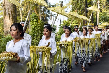 Cigugur Köyü, geleneksel törendeki hizmetçiler. Cigugur Köyü, geleneksel seren taun törenindeki hizmetçiler. Kuningan, Batı Java, Endonezya, 19 Temmuz 2023