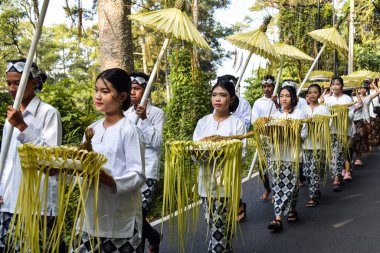 Cigugur Köyü, geleneksel törendeki hizmetçiler. Cigugur Köyü, geleneksel seren taun törenindeki hizmetçiler. Kuningan, Batı Java, Endonezya, 19 Temmuz 2023