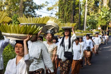 Cigugur Köyü, geleneksel törendeki hizmetçiler. Cigugur Köyü, geleneksel seren taun törenindeki hizmetçiler. Kuningan, Batı Java, Endonezya, 19 Temmuz 2023