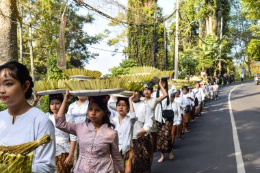 Cigugur Köyü, geleneksel törendeki hizmetçiler. Cigugur Köyü, geleneksel seren taun törenindeki hizmetçiler. Kuningan, Batı Java, Endonezya, 19 Temmuz 2023