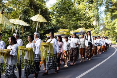 Cigugur Köyü, geleneksel törendeki hizmetçiler. Cigugur Köyü, geleneksel seren taun törenindeki hizmetçiler. Kuningan, Batı Java, Endonezya, 19 Temmuz 2023