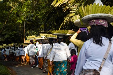 Cigugur Köyü, geleneksel törendeki hizmetçiler. Cigugur Köyü, geleneksel seren taun törenindeki hizmetçiler. Kuningan, Batı Java, Endonezya, 19 Temmuz 2023