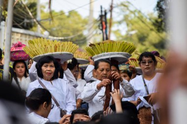 Cigugur Köyü, geleneksel törendeki hizmetçiler. Cigugur Köyü, geleneksel seren taun törenindeki hizmetçiler. Kuningan, Batı Java, Endonezya, 19 Temmuz 2023