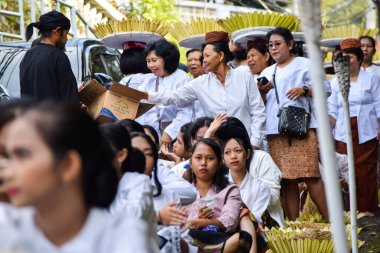 Cigugur Köyü, geleneksel törendeki hizmetçiler. Cigugur Köyü, geleneksel seren taun törenindeki hizmetçiler. Kuningan, Batı Java, Endonezya, 19 Temmuz 2023