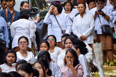Cigugur Köyü, geleneksel törendeki hizmetçiler. Cigugur Köyü, geleneksel seren taun törenindeki hizmetçiler. Kuningan, Batı Java, Endonezya, 19 Temmuz 2023