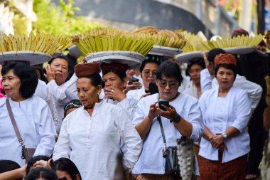 Cigugur Köyü, geleneksel törendeki hizmetçiler. Cigugur Köyü, geleneksel seren taun törenindeki hizmetçiler. Kuningan, Batı Java, Endonezya, 19 Temmuz 2023