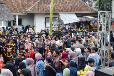 Cigugur Köyü, geleneksel törendeki hizmetçiler. Cigugur Köyü, geleneksel seren taun törenindeki hizmetçiler. Kuningan, Batı Java, Endonezya, 19 Temmuz 2023