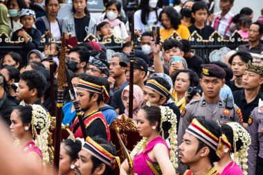 Cigugur Köyü, geleneksel törendeki hizmetçiler. Cigugur Köyü, geleneksel seren taun törenindeki hizmetçiler. Kuningan, Batı Java, Endonezya, 19 Temmuz 2023