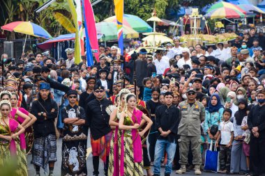 Cigugur Köyü, geleneksel törendeki hizmetçiler. Cigugur Köyü, geleneksel seren taun törenindeki hizmetçiler. Kuningan, Batı Java, Endonezya, 19 Temmuz 2023