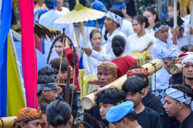Cigugur Köyü, geleneksel törendeki hizmetçiler. Cigugur Köyü, geleneksel seren taun törenindeki hizmetçiler. Kuningan, Batı Java, Endonezya, 19 Temmuz 2023