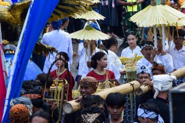 Cigugur Köyü, geleneksel törendeki hizmetçiler. Cigugur Köyü, geleneksel seren taun törenindeki hizmetçiler. Kuningan, Batı Java, Endonezya, 19 Temmuz 2023