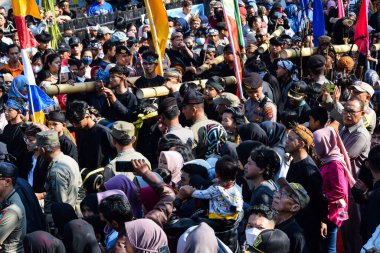Cigugur Köyü, geleneksel törendeki hizmetçiler. Cigugur Köyü, geleneksel seren taun törenindeki hizmetçiler. Kuningan, Batı Java, Endonezya, 19 Temmuz 2023