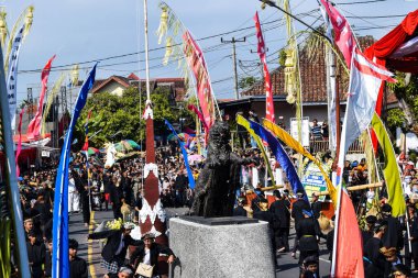Cigugur Köyü, geleneksel törendeki hizmetçiler. Cigugur Köyü, geleneksel seren taun törenindeki hizmetçiler. Kuningan, Batı Java, Endonezya, 19 Temmuz 2023