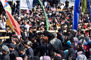 Cigugur Köyü, geleneksel törendeki hizmetçiler. Cigugur Köyü, geleneksel seren taun törenindeki hizmetçiler. Kuningan, Batı Java, Endonezya, 19 Temmuz 2023