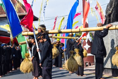 Cigugur Köyü, geleneksel törendeki hizmetçiler. Cigugur Köyü, geleneksel seren taun törenindeki hizmetçiler. Kuningan, Batı Java, Endonezya, 19 Temmuz 2023