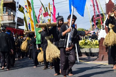 Cigugur Köyü, geleneksel törendeki hizmetçiler. Cigugur Köyü, geleneksel seren taun törenindeki hizmetçiler. Kuningan, Batı Java, Endonezya, 19 Temmuz 2023