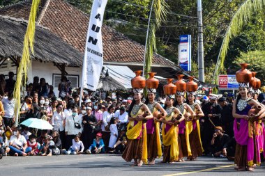 Cigugur Köyü, geleneksel törendeki hizmetçiler. Cigugur Köyü, geleneksel seren taun törenindeki hizmetçiler. Kuningan, Batı Java, Endonezya, 19 Temmuz 2023