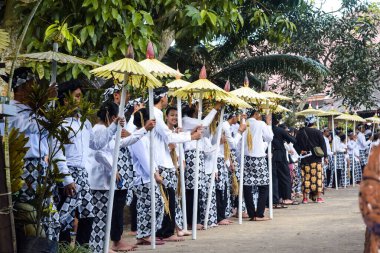 Cigugur Köyü, geleneksel törendeki hizmetçiler. Cigugur Köyü, geleneksel seren taun törenindeki hizmetçiler. Kuningan, Batı Java, Endonezya, 19 Temmuz 2023